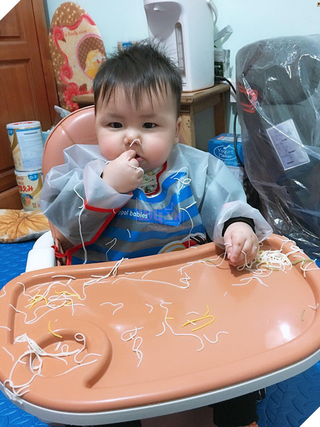 Cậu nh&#243;c kh&#243;c r&#233; &quot;ăn vạ&quot; khi phải chụp ảnh b&#234;n bạn ch&#243;: Dễ thương qu&#225; mức quy định rồi nh&#233;! - Ảnh 10.