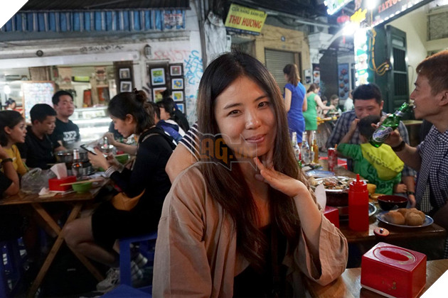 Vừa xuống sân bây tham gia MSI 2019, nữ phóng viên xinh đẹp bị mất điện thoại và đòi tiền chuộc 4