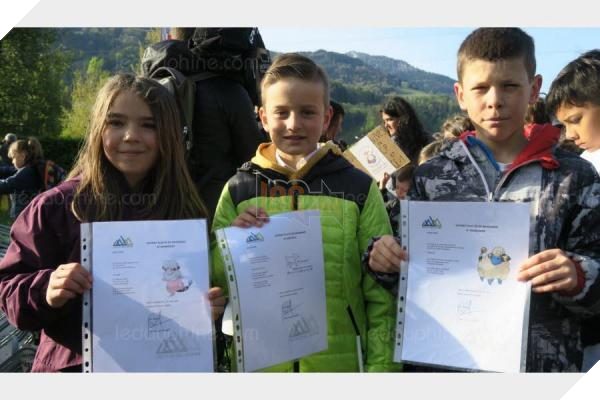 Học sinh và phụ huynh trường tiểu học đồng loạt phản đối việc đóng cửa lớp học. 