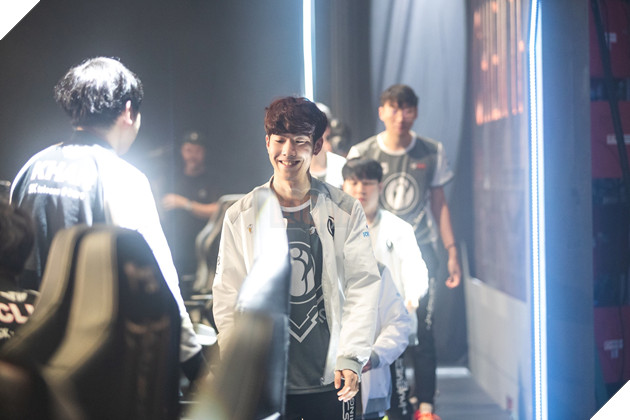  Invictus Gaming và SK Telecom T1 - cộng đồng mạng đùa chắc mới chỉ có Phong Vũ Bufallo là làm khó được IG 2