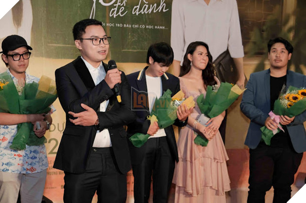 Cặp đôi Xuân Hùng - Minh Trang hẹn nhau họp lớp trong sự kiện công chiếu Tháng 5 để dành 14