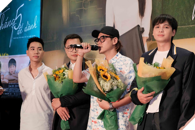 Cặp đôi Xuân Hùng - Minh Trang hẹn nhau họp lớp trong sự kiện công chiếu Tháng 5 để dành 16