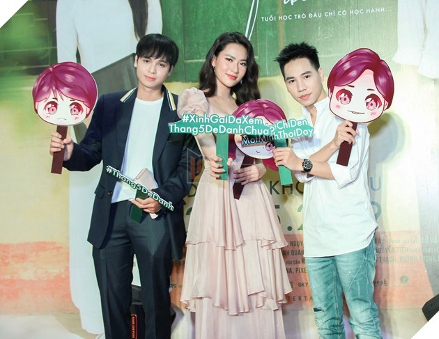 Cặp đôi Xuân Hùng - Minh Trang hẹn nhau họp lớp trong sự kiện công chiếu Tháng 5 để dành 2