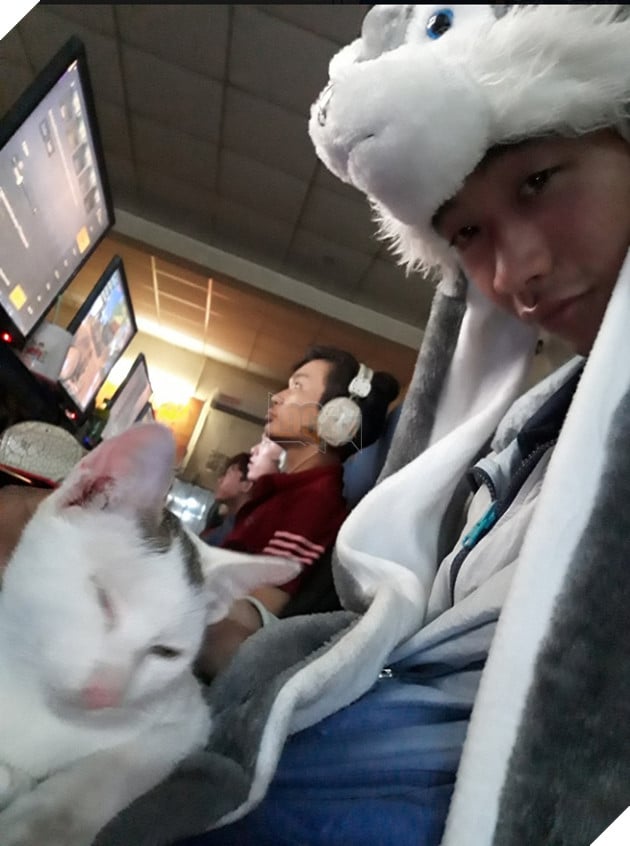 Ôm “boss” đi net: Trào lưu mới của cộng đồng Liên Minh Huyền Thoại Việt Nam 3