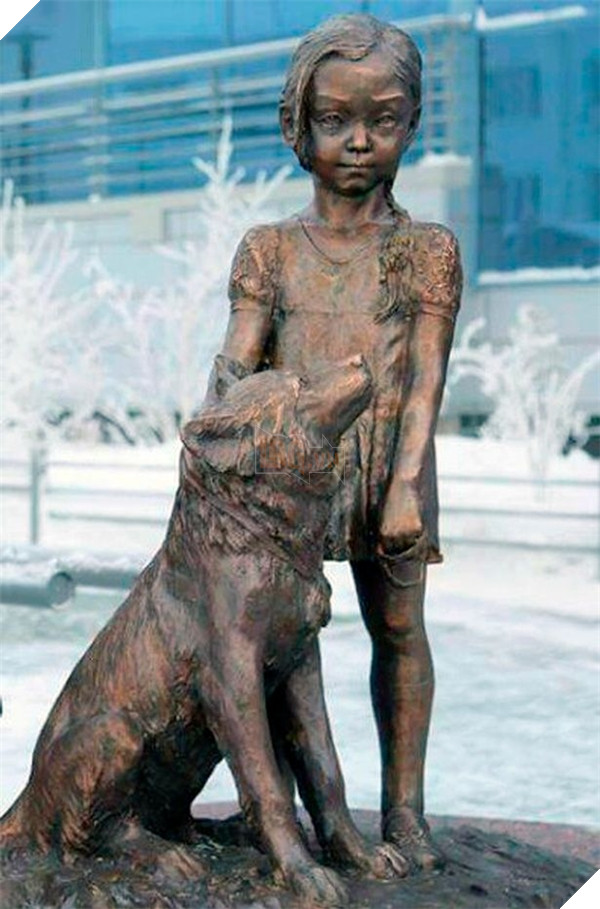 Bức tượng đồng về Karina và Naida. (Ảnh: Mirror)