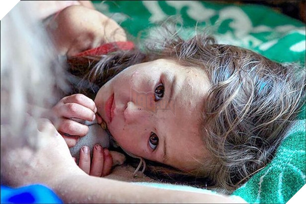  Chú chó Naida đã ủ ấm cho Karina giữa cái giá rét của rừng sâu. (Ảnh: Mirror)