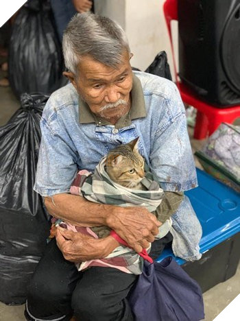 Cụ ông gây xúc động khi ôm khư khư chú mèo cưng đi tránh cơn bão lớn nhất 3 thập kỷ ở Thái Lan - Ảnh 2.