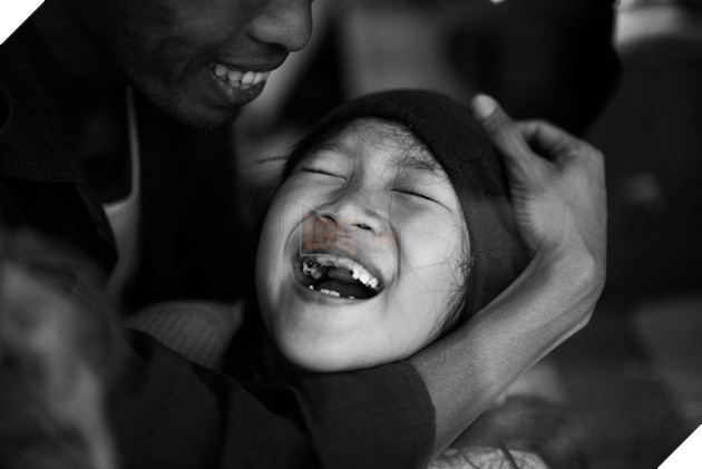 &#212;ng bố đơn th&#226;n trong bộ ảnh x&#250;c động c&#249;ng c&#244; con g&#225;i nhỏ ở Đ&#224; Lạt: &quot;Sau n&#224;y sẽ c&#243; nhiều thứ con th&#237;ch, nhưng n&#243; cay v&#224; đắng lắm&quot; - Ảnh 12.