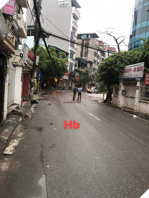 Cả tuyến phố bị phong tỏa vì 3 con chó dữ lao ra khỏi xe ô tô, người dân tá hỏa không dám đi lại