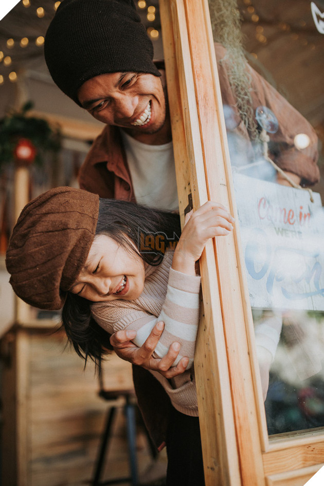 &#212;ng bố đơn th&#226;n trong bộ ảnh x&#250;c động c&#249;ng c&#244; con g&#225;i nhỏ ở Đ&#224; Lạt: &quot;Sau n&#224;y sẽ c&#243; nhiều thứ con th&#237;ch, nhưng n&#243; cay v&#224; đắng lắm&quot; - Ảnh 4.