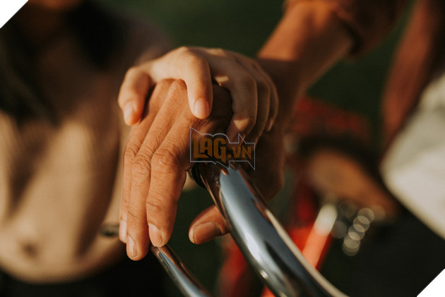 &#212;ng bố đơn th&#226;n trong bộ ảnh x&#250;c động c&#249;ng c&#244; con g&#225;i nhỏ ở Đ&#224; Lạt: &quot;Sau n&#224;y sẽ c&#243; nhiều thứ con th&#237;ch, nhưng n&#243; cay v&#224; đắng lắm&quot; - Ảnh 6.