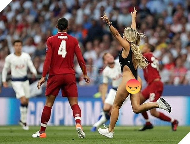 Cáº§u thá»§ cá»§a Liverpool vÃ  Tottenham vÃ  khÃ¡n giáº£ ÄÃ£ ngá» ngÆ°á»i vÃ¬ cháº³ng hiá»u chuyá»n gÃ¬ Äang diá»n ra