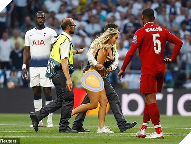 Người mẫu phim cấp 3 làm loạn tại cúp C1 và nhận cái kết cực đắng 2