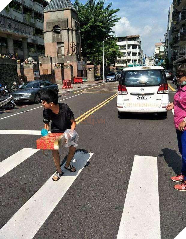 Hành động nhỏ của cậu bé với chú mèo đã chết khiến người đi đường không khỏi khâm phục và tôn trọng 8