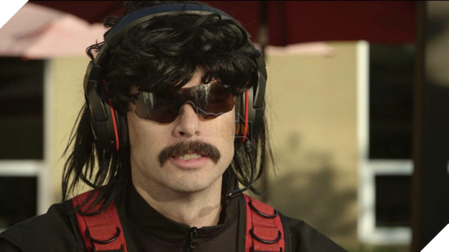 Dr Disrespect bị khóa kênh Twitch vì chơi dại livestream trong toilet công cộng 2