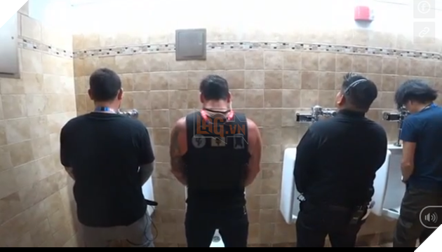 Dr Disrespect bị khóa kênh Twitch vì chơi dại livestream trong toilet công cộng