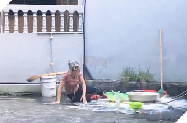 Ăn mừng kênh Youtube 20k subcribers, con trai cưng đổ thau trứng lên đầu mẹ rồi quay clip khoe như chiến tích - Ảnh 4.