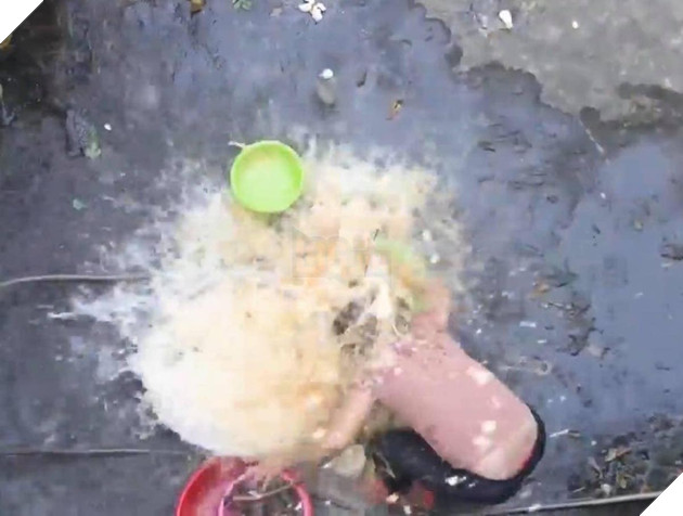 Ăn mừng kênh Youtube 20k subcribers, con trai cưng đổ thau trứng lên đầu mẹ rồi quay clip khoe như chiến tích - Ảnh 3.