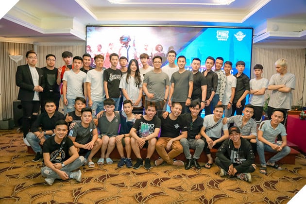 Xuất hiện những bóng hồng xinh đẹp tham gia giải đấu PUBG Mobile VN khiến các gamer nam phải “đứng hình” 10