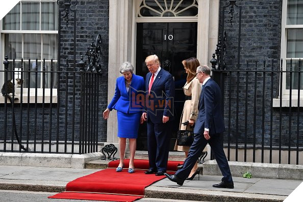 Con mèo mập địt Larry cản trở chuyến thăm của Tổng thống Trump bằng cách ngủ banh mắt dưới gầm xe của ổng 5