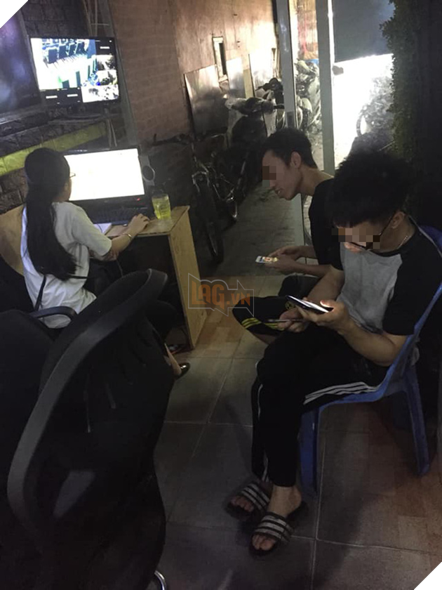 Hai thanh niên vào tiệm net không chơi game mà lại ra sức đi tán tỉnh cô bé thu ngân 2