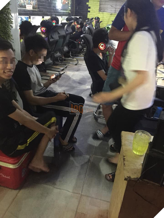 Hai thanh niên vào tiệm net không chơi game mà lại ra sức đi tán tỉnh cô bé thu ngân 3