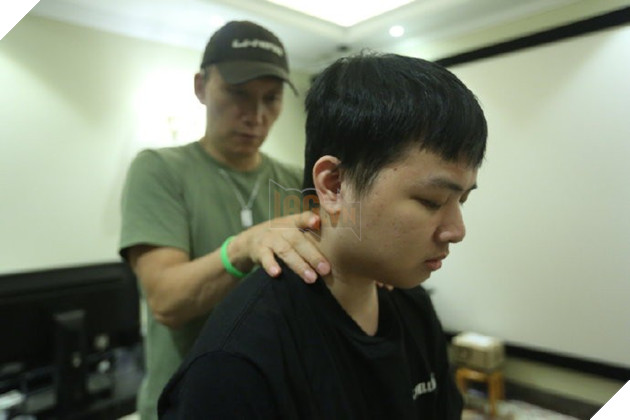 LMHT: SofM cùng đồng đội trong LNG Esports được chăm sóc sức khỏe bởi chuyên gia Olympic 11