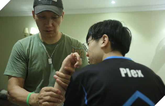 LMHT: SofM cùng đồng đội trong LNG Esports được chăm sóc sức khỏe bởi chuyên gia Olympic 5