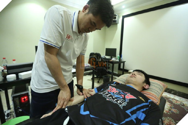 LMHT: SofM cùng đồng đội trong LNG Esports được chăm sóc sức khỏe bởi chuyên gia Olympic 6