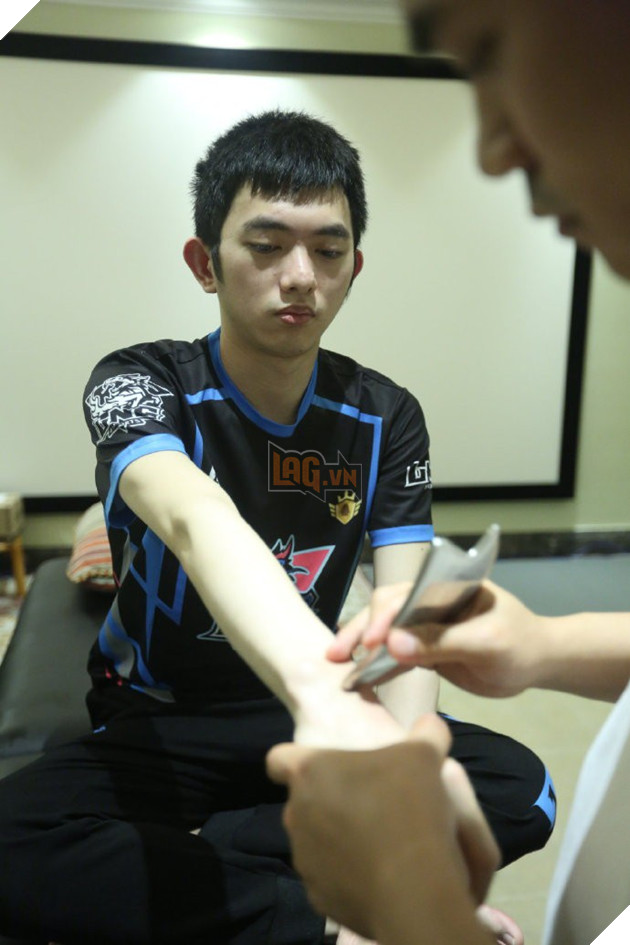LMHT: SofM cùng đồng đội trong LNG Esports được chăm sóc sức khỏe bởi chuyên gia Olympic 7