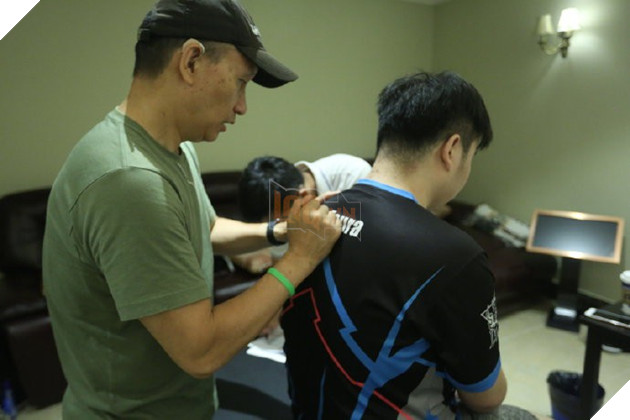 LMHT: SofM cùng đồng đội trong LNG Esports được chăm sóc sức khỏe bởi chuyên gia Olympic 8