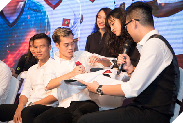 FIFA Online 4 mừng sinh nhật 1 tuổi, hội ngộ anh tài bóng đá Việt 31