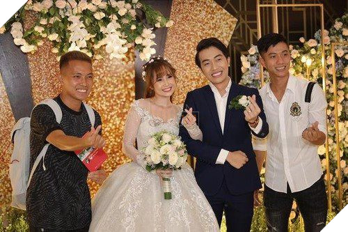 PewPew bất ngờ sánh vai cùng với người yêu dự đám cưới của Cris Devil Gamer 10