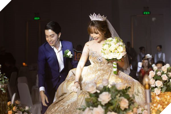 PewPew bất ngờ sánh vai cùng với người yêu dự đám cưới của Cris Devil Gamer 6