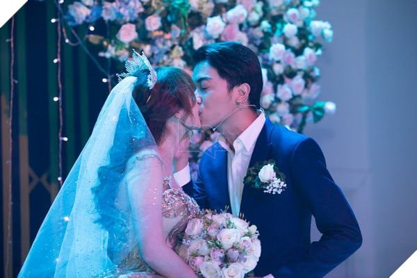 PewPew bất ngờ sánh vai cùng với người yêu dự đám cưới của Cris Devil Gamer 7