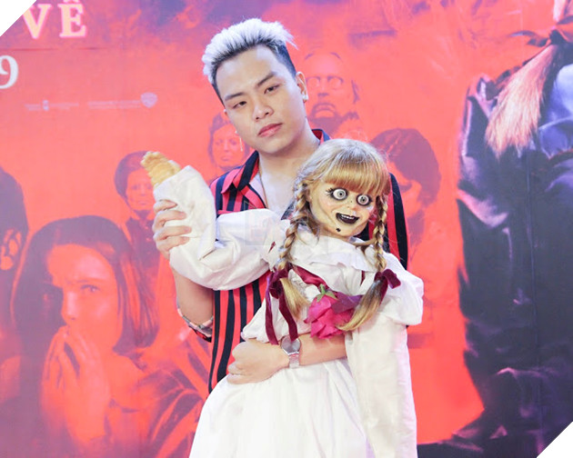 Ninh Dương Lan Ngọc và vợ chồng Chúng Huyền Thanh - Jay Quân e dè trước búp bê ma ám Annabelle 8