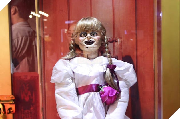 Ninh Dương Lan Ngọc và vợ chồng Chúng Huyền Thanh - Jay Quân e dè trước búp bê ma ám Annabelle