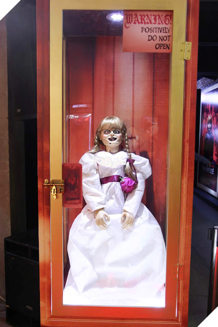 Ninh Dương Lan Ngọc và vợ chồng Chúng Huyền Thanh - Jay Quân e dè trước búp bê ma ám Annabelle 15