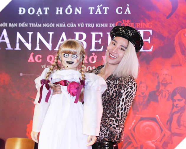 Ninh Dương Lan Ngọc và vợ chồng Chúng Huyền Thanh - Jay Quân e dè trước búp bê ma ám Annabelle 16