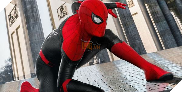 Peter Parker uống nước như thế nào khi mặc trang phục Spider-Man?