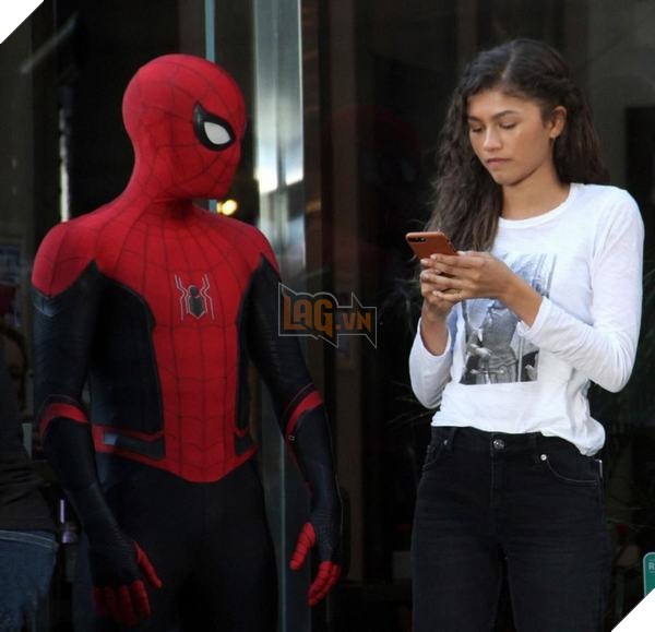 Peter Parker uống nước như thế nào khi mặc trang phục Spider-Man? 3