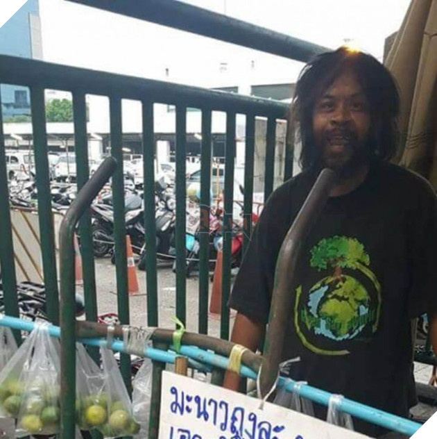 Người đàn ông vô gia cư này ngày ngày bán chanh trên phố để cưu mang những con mèo đi lạc 3