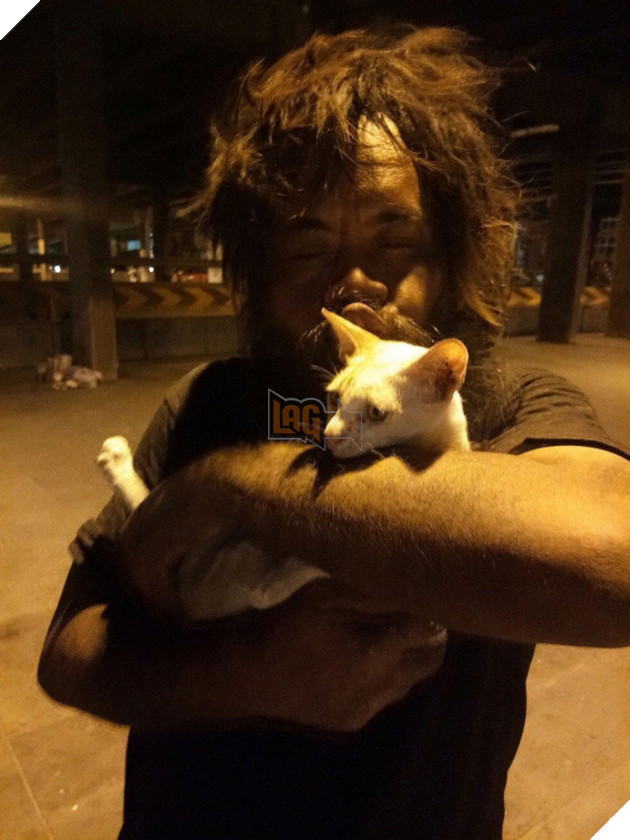 Người đàn ông vô gia cư này ngày ngày bán chanh trên phố để cưu mang những con mèo đi lạc 2