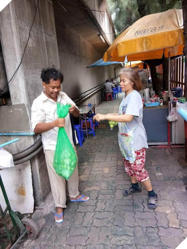 Người đàn ông vô gia cư này ngày ngày bán chanh trên phố để cưu mang những con mèo đi lạc 9