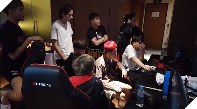 LMHT: EVOS đi Rift Rivals nhưng cả đội chỉ toàn chăm chú chơi Đấu Trường Chân Lý 6
