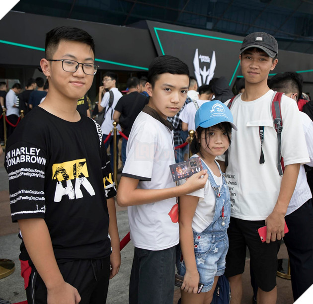 Từ Thái Bình, người đàn ông 43 tuổi dẫn bố và các con vào Đà Nẵng xem chung kết Liên quân Thế giới AWC 2019 2