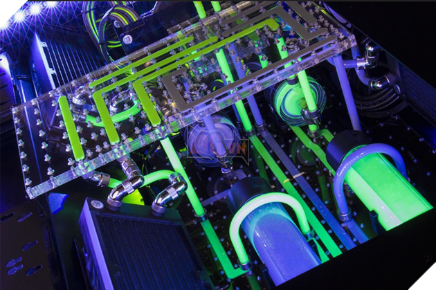 Overclockers UK cho ra mắt bàn chơi game với tản nhiệt nước, giá bán tận 14,000$ 2