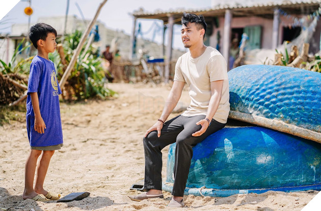 Anh thầy ngôi sao: Lần đầu đóng phim, Á quân Giọng Hát Việt Nhí 2018 uống no nước biển 5