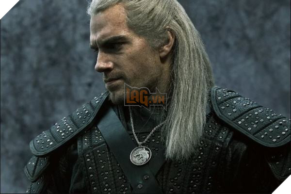 Seri The Witcher trên Netflix hé lộ hình ảnh Ngựa Roach chuyên leo mái nhà 2