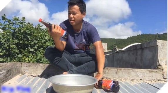 Youtuber Việt khiến cộng đồng mạng phẫn nộ khi đổ nước mắm lên người mẹ mừng 1000 subs